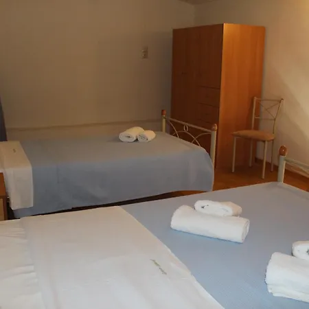 Island Hotel *